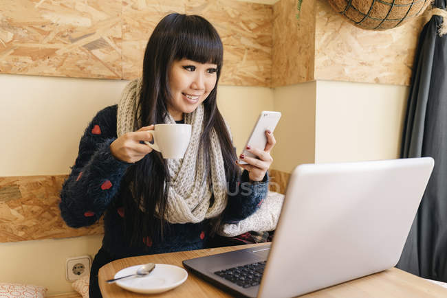 Femme d'affaires utilisant son ordinateur portable dans le café. Concept d'entreprise — Photo de stock