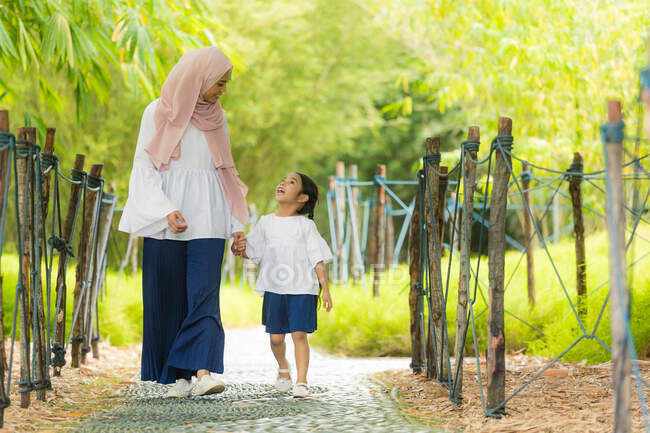Maman et fille marchant dans le parc. — Photo de stock