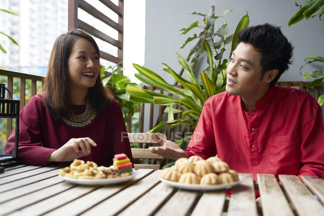 Young asian couple celebrating Hari Raya in Singapore together at home — Stock Photo