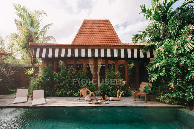 Junges paar beim chillen in einer villa in bali — Stockfoto