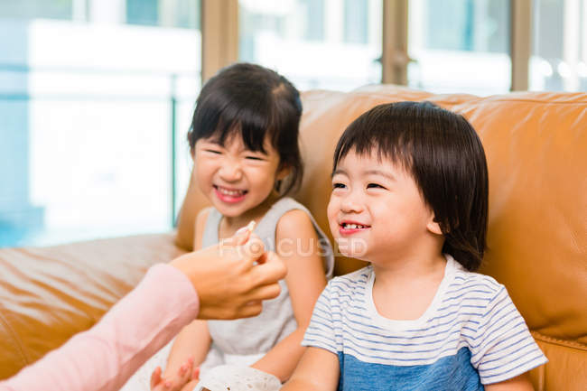 Kind, das von Mama mit einem Imbiss gefüttert wird, abgeschnittenes Bild — Stockfoto