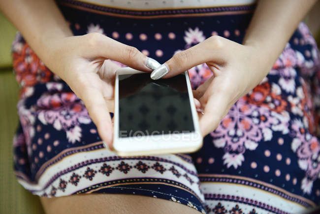 Обрезанный образ женщины с помощью смартфона — стоковое фото