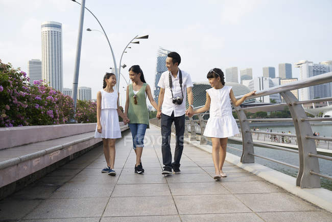 Refrescante família na Esplanade Bridge, Singapura — Fotografia de Stock