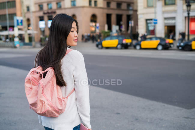 Junge Chinesin auf den Straßen von Barcelona Mütze — Stockfoto