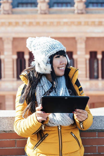 Touriste asiatique femme utilisant tablette dans la rue européenne. Concept de tourisme . — Photo de stock