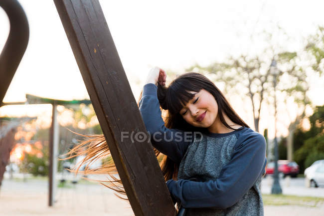 Giovane donna eurasiatica in posa in un parco a Barcellona — Foto stock