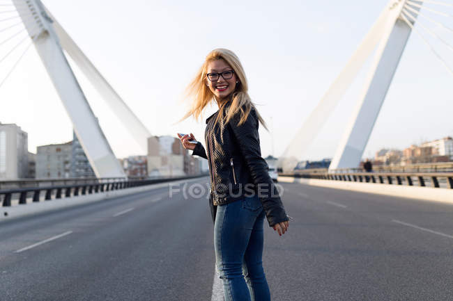 Cheveux blonds Belle jeune femme posant dans la rue — Photo de stock