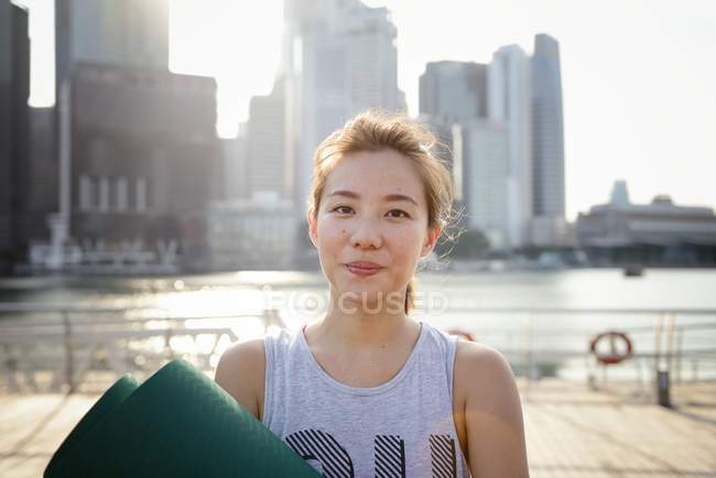 Against a backdrop of the Central Business District. — Stock Photo