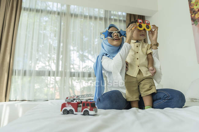 Madre e bambino si divertono in camera — Foto stock