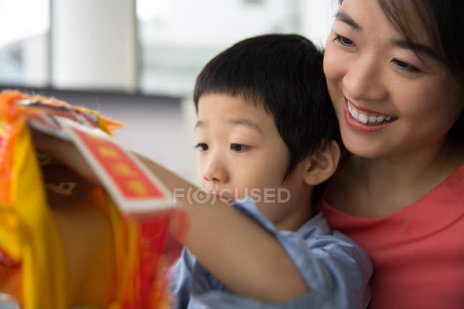 Mutter spielt mit Sohn im chinesischen Neujahrsfest — Stockfoto