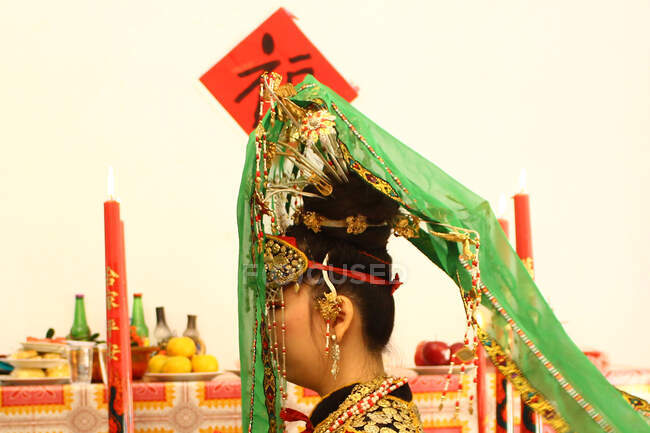 La novia hace tradición el matrimonio chino. - foto de stock