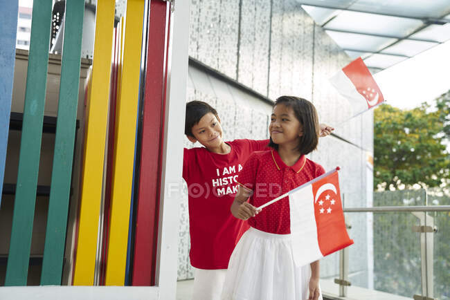 Frères et sœurs qui célèbrent la fête nationale de Singapour — Photo de stock