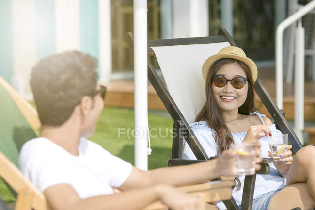 Amigos conversando no terraço de um clube de praia em Cingapura — Fotografia de Stock
