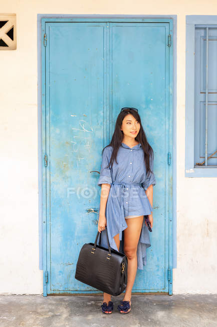 Attraktive asiatische Frau posiert mit Tasche — Stockfoto