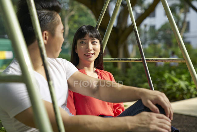 Giovane asiatico casual coppia su swing insieme — Foto stock