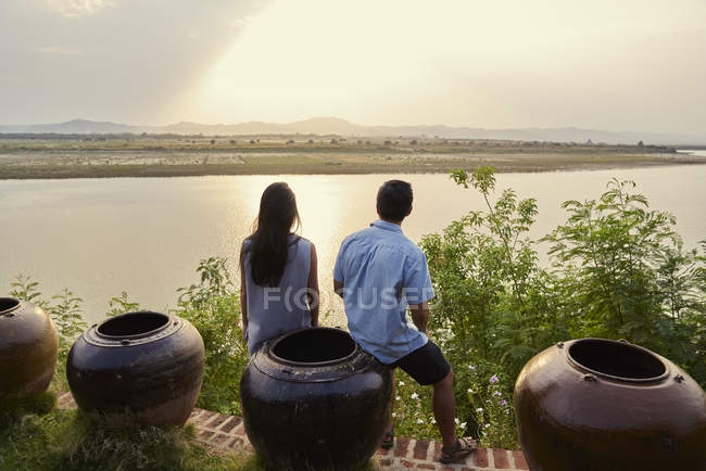 Couple chilling by the ledge of Irrawady River in Bagan, Myanmar — Stock Photo