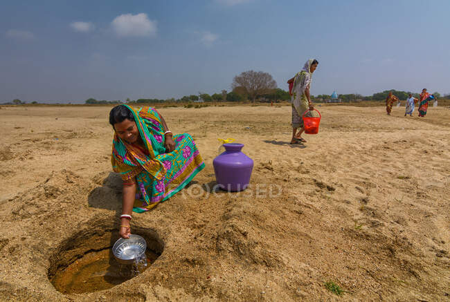 Зйомки були зроблені в дуже внутрішній частині округу Пурулія в західній частині Бенгалії. Водні злидні - це повсякденне життя цього місця. Люди збирають воду з русла річки.. — стокове фото