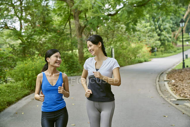 Zwei Frauen laufen im Botanischen Garten in Singapur — Stockfoto