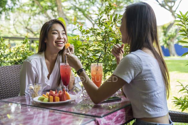 Deux jeunes femmes appréciant les fruits . — Photo de stock