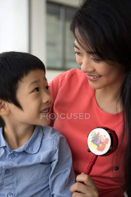 Mother playing traditional Chinese toy with son — Stock Photo