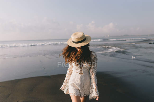 Молода жінка, прогулянки по пляжу в Балі — стокове фото