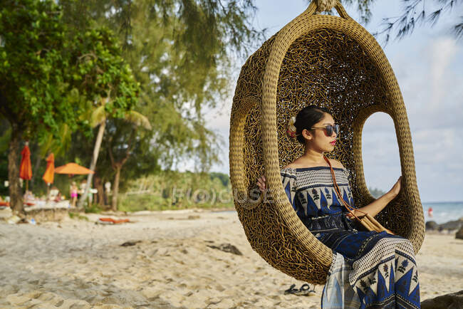 Молода жінка сидить на пляжі в Кох - Куді (Таїланд). — стокове фото
