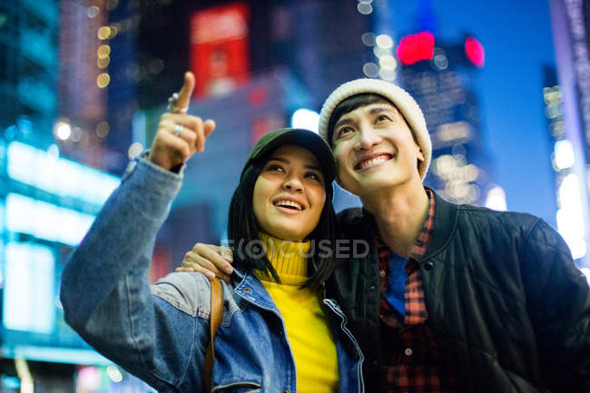 Jeune asiatique couple dans le temps carré — Photo de stock