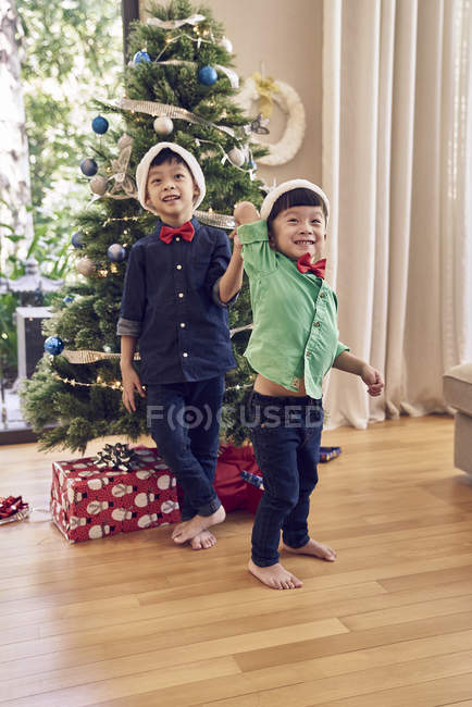 Heureux les jeunes asiatique les garçons célébrer noël ensemble — Photo de stock