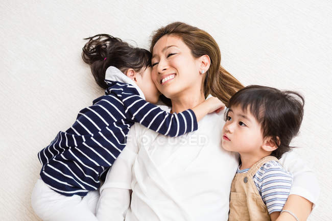 Mom and children enjoying time together. — Stock Photo