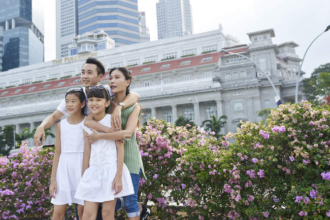 Сім'я охолодження на Еспланаді міст, Сінгапур — стокове фото