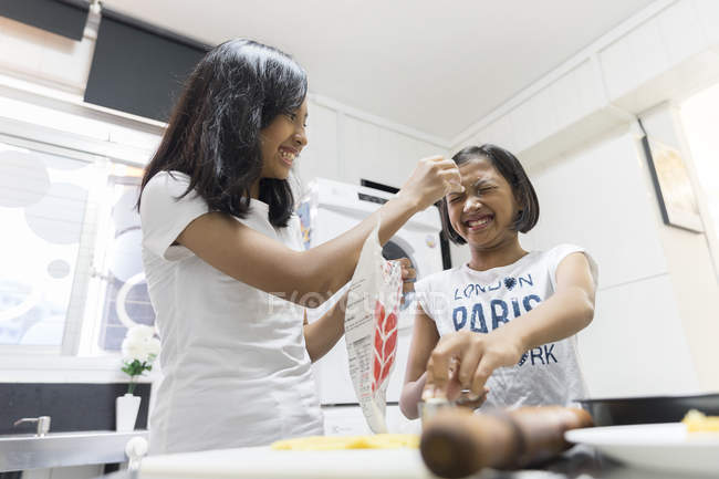 Glücklich asiatische Schwestern feiern hari raya zu Hause und Kochen in der Küche — Stockfoto