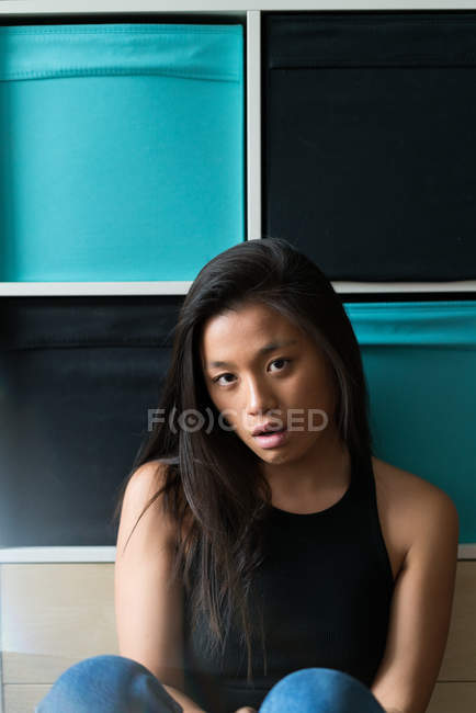Портрет молодой привлекательной азиатки — стоковое фото