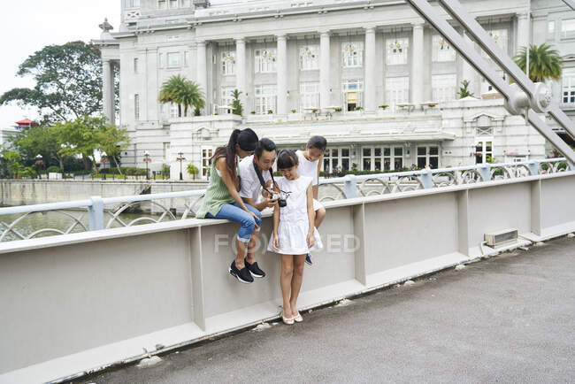 Familia explorando Boat Quay, Singapur - foto de stock