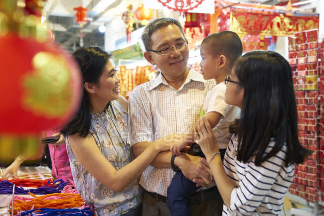 Щаслива азіатська сім'я проводить час разом у китайському новому році — стокове фото