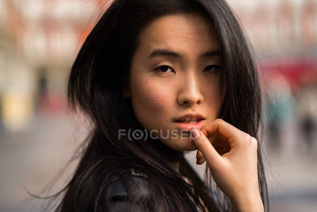 Chinês jovem e bonita mulher na Plaza Mayor de Madrid, Espanha, vestindo uma jaqueta de couro — Fotografia de Stock