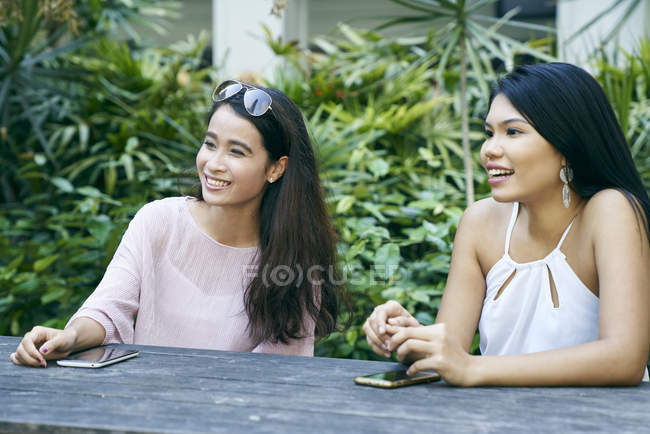 Hermosos amigos conversando en el parque - foto de stock