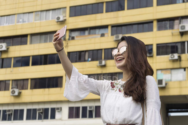 Молода випадкова азіатська дівчина приймає селфі — стокове фото