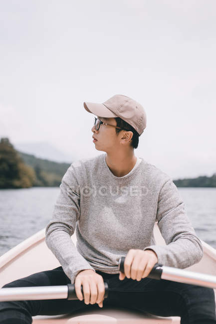 Молода людина, веслування човен в Японії — стокове фото