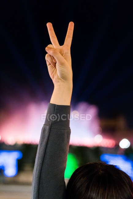 Imagem cortada de mulher mostrando gesto de paz — Fotografia de Stock