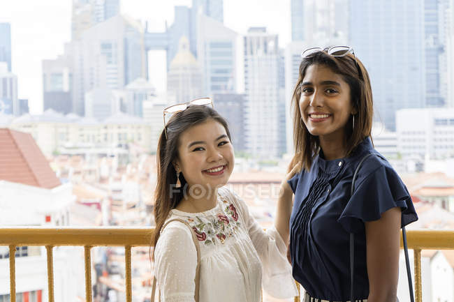 Молоді випадкові азіатські дівчата позують на камеру — стокове фото