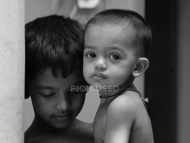 Retrato de dois adoráveis meninos indianos — Fotografia de Stock