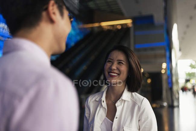 Young casual asian couple at shopping mall — Stock Photo