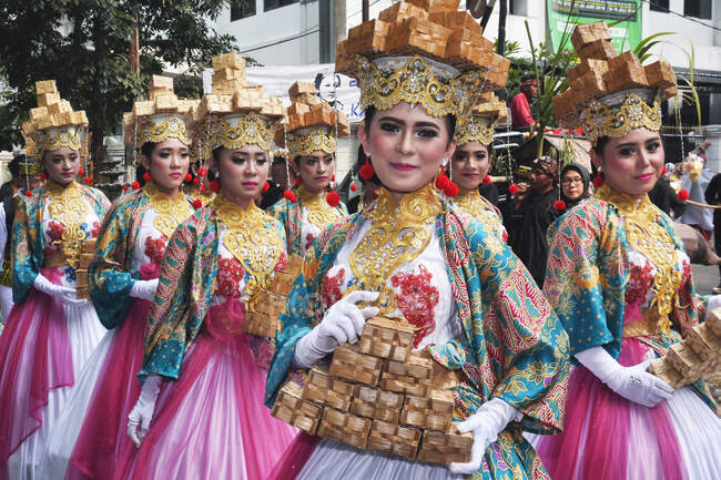 Alcune ragazze indossano costumi tradizionali che si ispirano alla confezione di Moci, un cibo tradizionale che diventa icona di Sukabumi — Foto stock