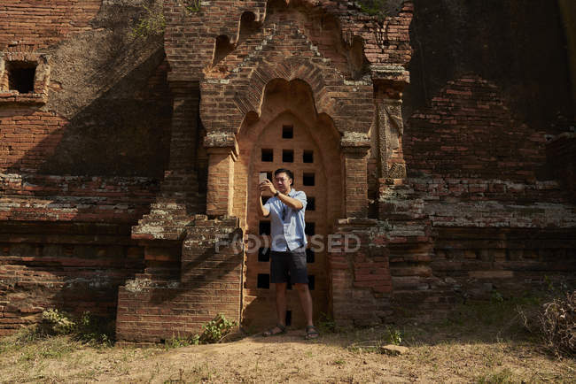 Joven tomándose un selfie en Pagoda, Myanmar - foto de stock
