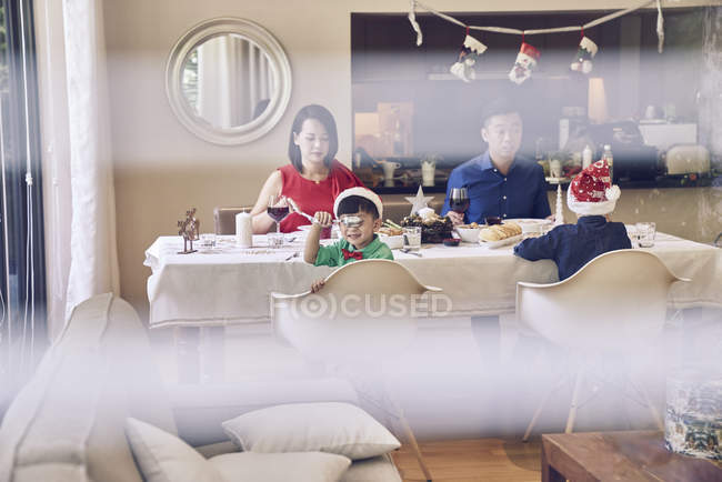 Щасливі азіатських родині святкування Різдва разом — стокове фото