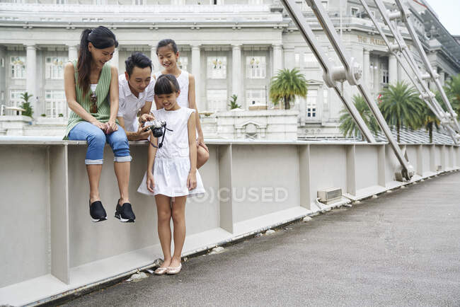Сім'ї, які вивчають човен набережна, Сінгапур — стокове фото