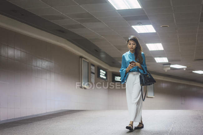 Attraktive junge asiatische Mädchen mit Smartphone — Stockfoto