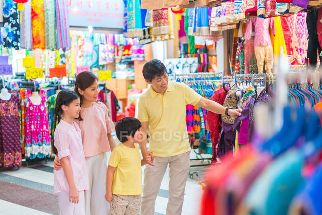Family shopping in Tekka Mall, Singapore — Stock Photo