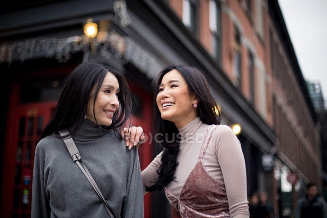 Dos asiático chica amigos juntos en ciudad calle - foto de stock