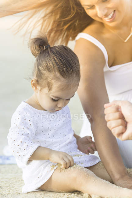 Щаслива біла сім'я на пляжі, мати з дочкою — стокове фото